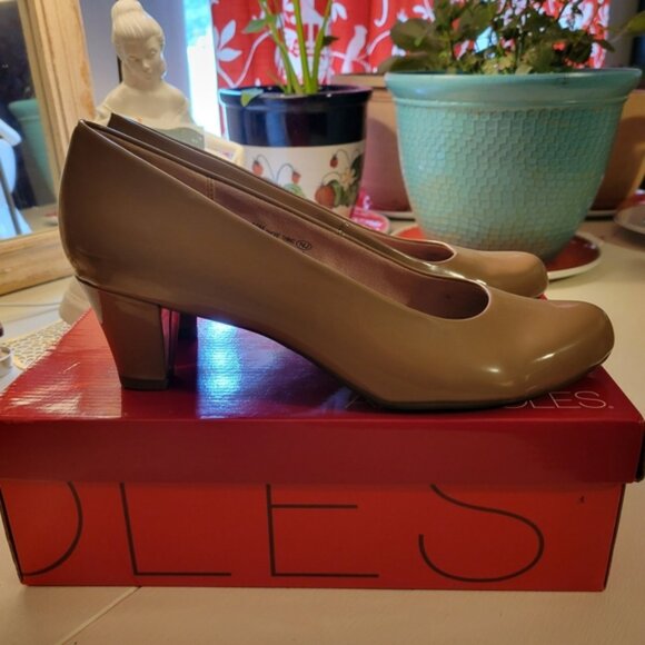 AEROSOLES Tan Heels Classic Mid-Height - Picture 1 of 6